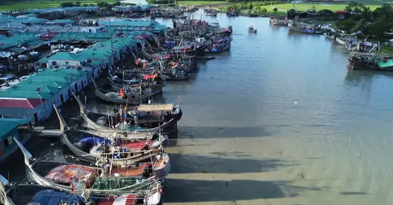 জ্বালানি সংকটে আটকে আছে জেলেদের  নৌকাগুলো