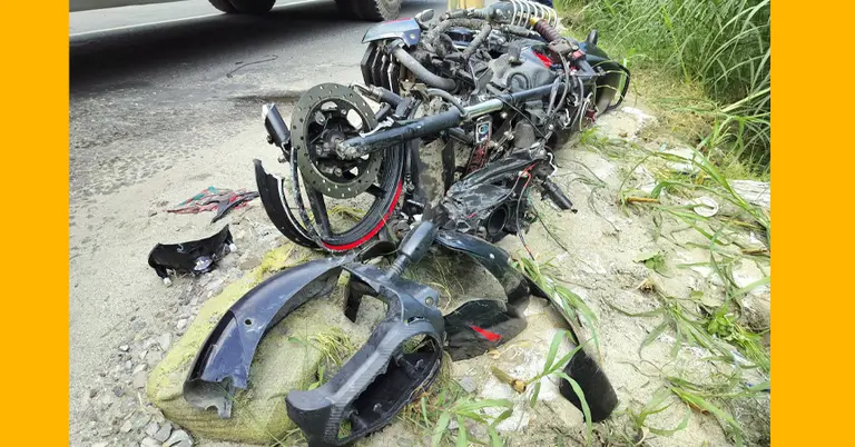 বাসের ধাক্কায় দুমড়ে মুচড়ে যাওয়া মোটরসাইকেল