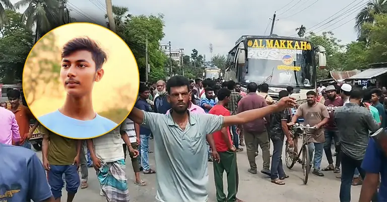 দুর্ঘটনার প্রতিবাদে এলাকাবাসীর বিক্ষোভ, ইনসেটে নিহত আসিফ