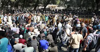 নবম জাতীয় বেতন কমিশন বাস্তবায়নের দাবিতে যমুনার সামনে সরকারি কর্মচারীদের বিক্ষোভ