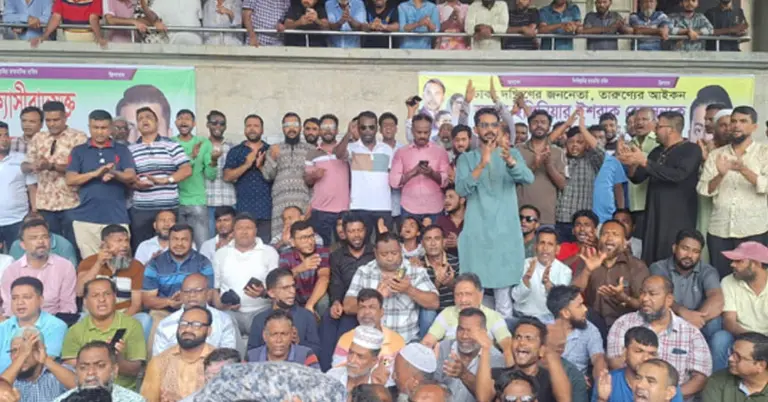 নগর ভবনের ভেতরে অবস্থান নিয়ে বিক্ষোভ করছেন সমর্থকরা