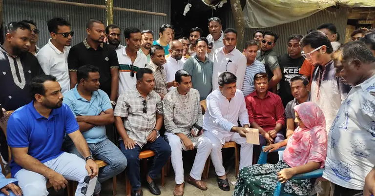 চিকিৎসা সেবা প্রদান করছেন জেলা যুবদলের সদস্যরা