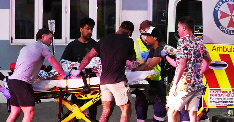 বন্ডাই সৈকতে হামলার ঘটনায় আহতদের হাসপাতালে নেয়া হচ্ছে