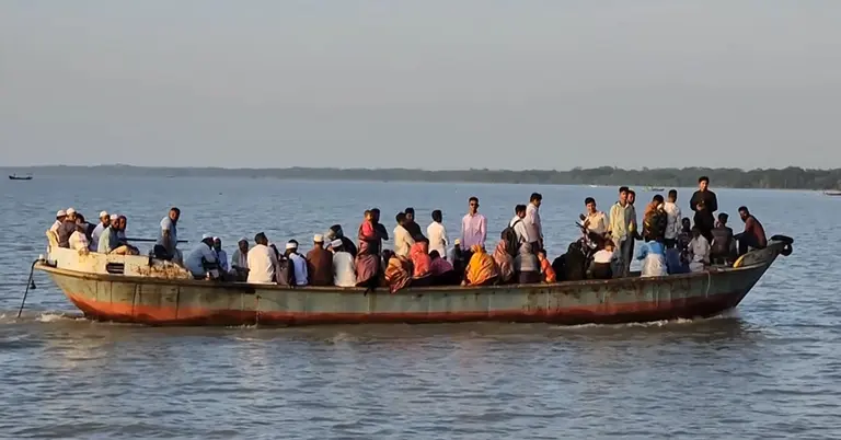 বরগুনার তালতলী উপজেলয় স্থানীয়দের নদী পারাপার