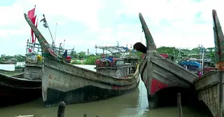 সাগরে লঘুচাপ, বৈরী আবহাওয়ায় জেলেরা ট্রলার নিয়ে ফিরছেন উপকূলে