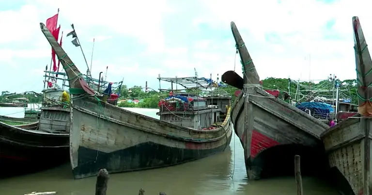 উপকূলে ফিরছে ট্রলার