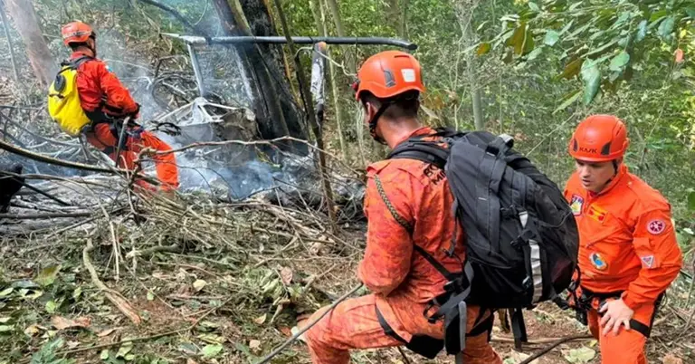 নিহতদের উদ্ধারে কাজ করছে উদ্ধারকারী দল