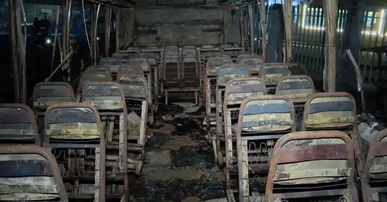 আগুনে পুড়িয়ে দেয়া গাড়ির ভেতরের অবস্থা