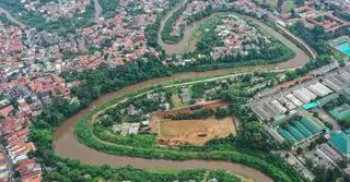 জাকার্তায় বর্জ্য অব্যবস্থাপনার বিরুদ্ধে নদী রক্ষায় অভিনব পদক্ষেপ