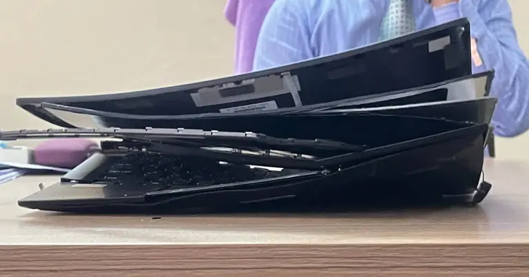 এক পর্যায়ে তত্ত্বাবধায়কের টেবিলে থাকা ল্যাপটপ ভাঙচুর করেন আহসান হাবিব