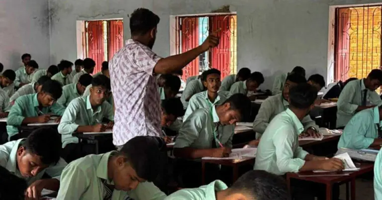 হল পরিদর্শনে ছাত্রদল নেতা