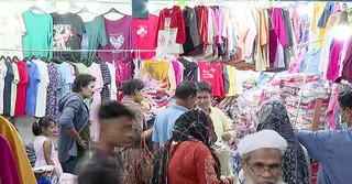 শীতের আগেই ভিড় বাড়ছে পোশাকের দোকানে