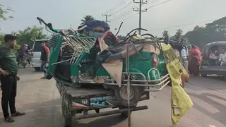 নরসিংদীতে ট্রাক চাপায় কলেজের প্রভাষকসহ ৬ জনের মৃত্যু