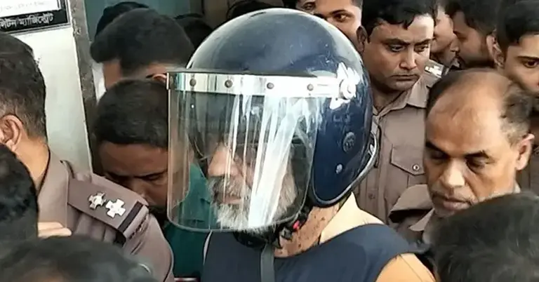 আদালত থেকে কারাগারে নেয়া হচ্ছে আখতারুজ্জামানকে