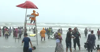কক্সবাজার সমুদ্রসৈকতে অর্থ সংকটে বন্ধের পথে লাইফগার্ড কার্যক্রম
