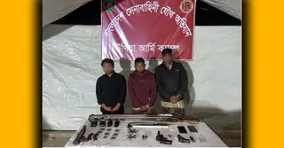 কক্সবাজারে সেনাবাহিনীর অভিযানে অস্ত্রসহ আটক ৩