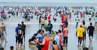 বৃষ্টি উপেক্ষা করে কক্সবাজার সৈকতে পর্যটকের ভিড়, নিরাপত্তা নিয়ে শঙ্কা