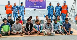 গভীর সমুদ্রে ইঞ্জিন বিকল; ১৩ জেলেকে জীবিত উদ্ধার করল কোস্ট গার্ড