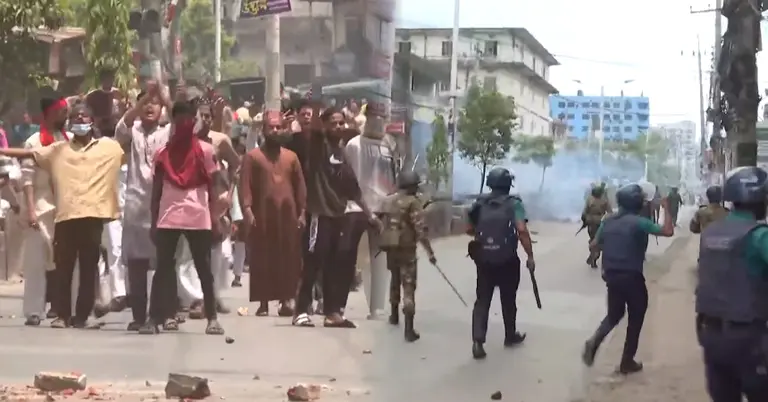 চট্টগ্রামের মুরাদপুরে সুন্নী পন্থীদের সাথে আইনশৃঙ্খলা বাহিনীর সংঘর্ষ চলছে