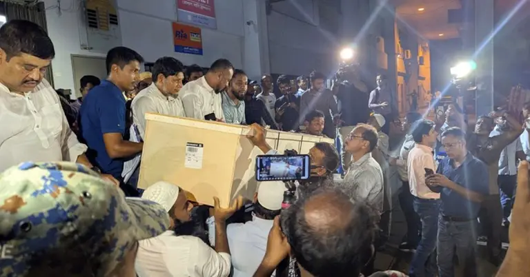 স্বজনদের কাছে মরদেহ হস্তান্তর করা হচ্ছে