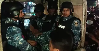 চট্টগ্রামের টেরিবাজারে অভিযানের সময় ব্যবসায়ীদের তোপের মুখে কোস্টগার্ড সদস্যরা