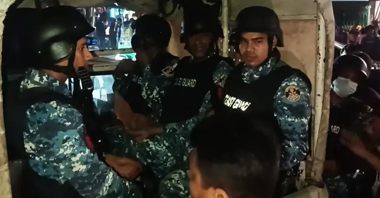 ব্যবসায়ীদের তোপের মুখে কোস্টগার্ড সদস্যরা