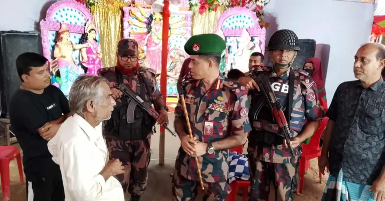 পূজা মণ্ডপে বিজিবির টহল টিমের পরিদর্শন