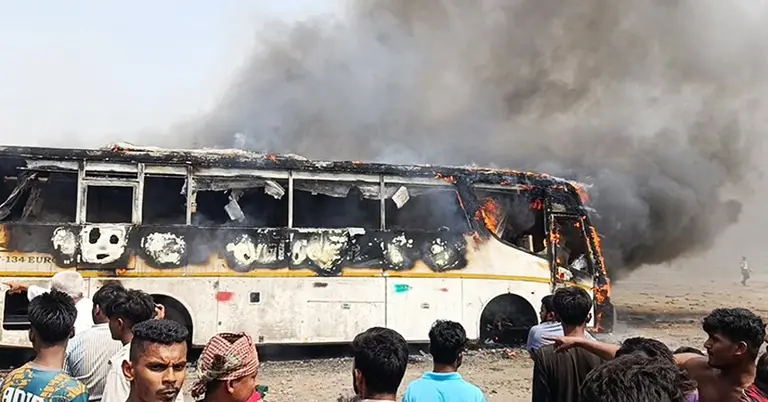 কুমিল্লায় একসাথে তিন বাসে আগুন