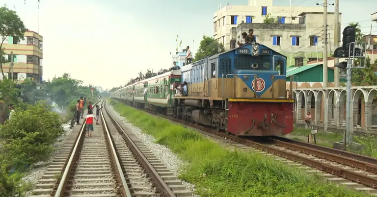 ঢাকা-চট্টগ্রাম-লাকসাম-নোয়াখালী ও চাঁদপুর রুটে চলাচলকারী ট্রেন