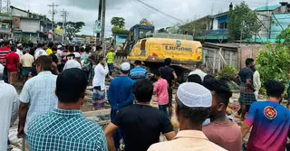 কুমিল্লায় বাজারে সড়ক দখল করে গড়ে ওঠা অবৈধ তিন শতাধিক স্থাপনা উচ্ছেদ