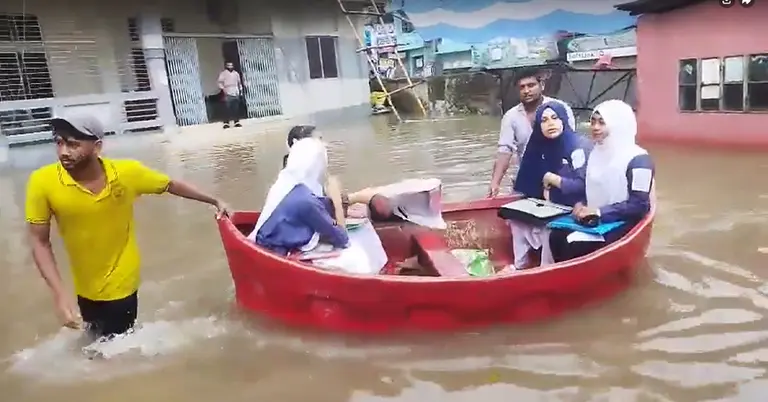 নৌকায় করে কেন্দ্রে পৌঁছানো হচ্ছে পরীক্ষার্থীদের