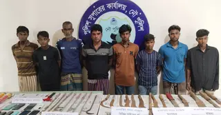 চট্টগ্রামে ফিশিং বোটে ডাকাতির প্রস্তুতিকালে দেশিয় অস্ত্রসহ গ্রেপ্তার ৮