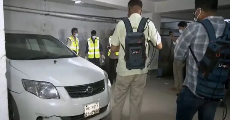 পার্কিংয়ে রাখা প্রাইভেট কার