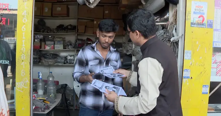 নির্বাচনি প্রচারণা চালাচ্ছেন প্রার্থীরা