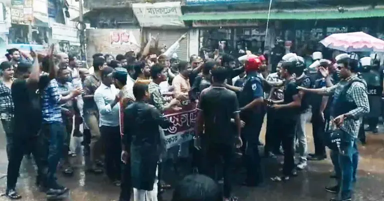 নেতাকর্মীদের সঙ্গে পুলিশের বাকবিতণ্ডা
