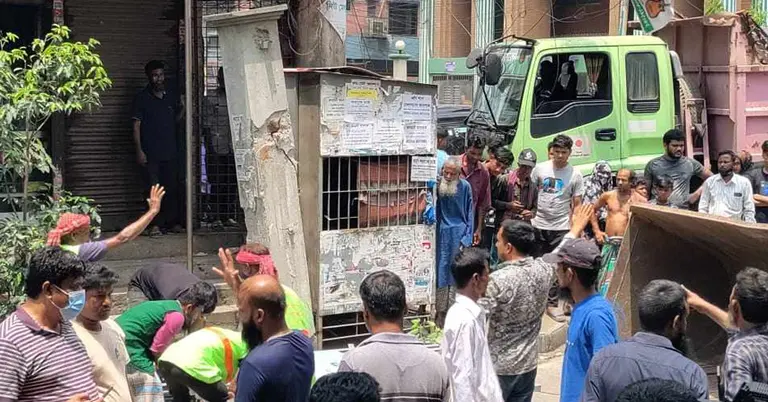 রূপনগরে রাস্তায় অবৈধভাবে নির্মিত ৮টি গেইট গুড়িয়ে দিয়েছে ডিএনসিসি