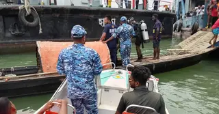 দৌলতদিয়া ফেরিঘাটে  নিয়ন্ত্রণ হারিয়ে যাত্রীবাহী বাস পদ্মায়
