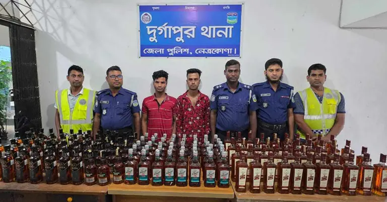 ১৩০ বোতল মদসহ দুই মাদক কারবারিরা আটক