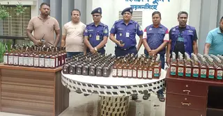 ময়মনসিংহে ৩০২ বোতল ভারতীয় মদসহ প্রাইভেটকার জব্দ