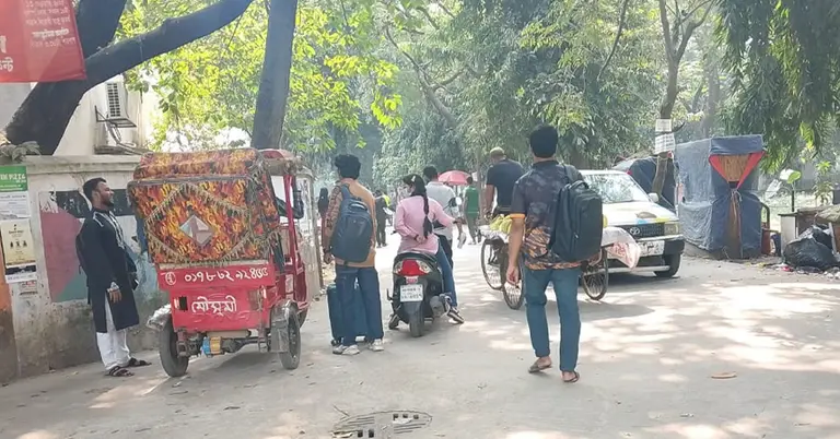 হল ত্যাগ করছেন শিক্ষার্থীরা