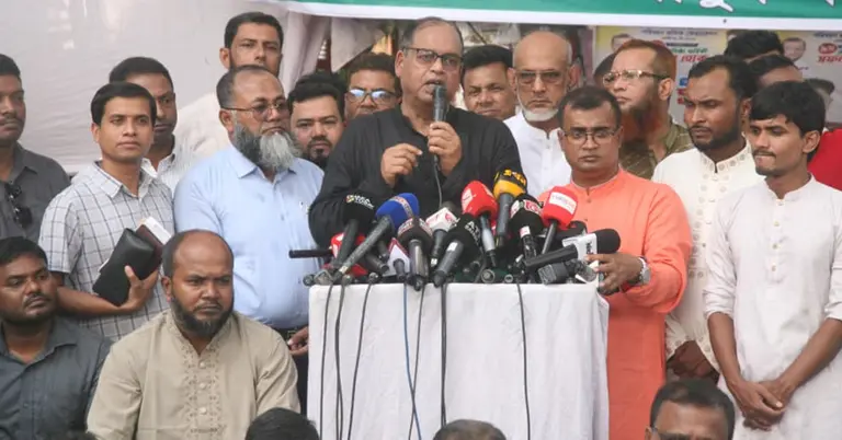 কথা বলছেন বিএনপির ভাইস চেয়ারম্যান শামসুজ্জামান দুদু