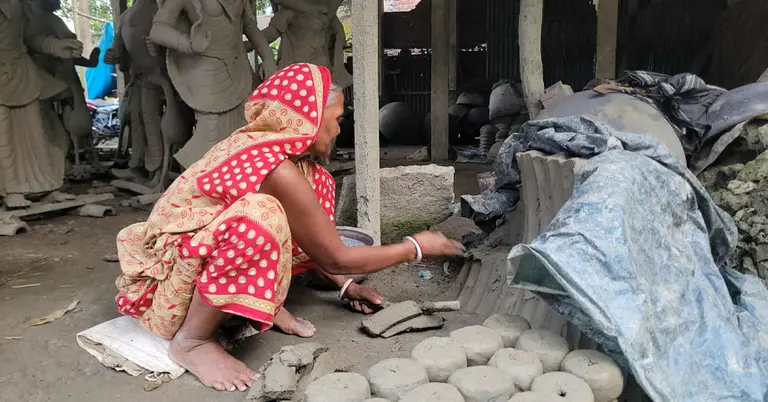 প্রতিমা তৈরিতে ব্যস্ত শিল্পীরা