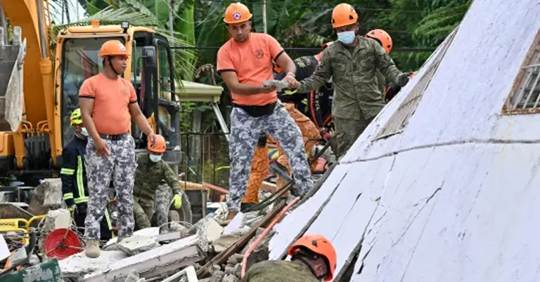 ভূমিকম্পে ক্ষতিগ্রস্ত একটি ভবনের সামনে ফায়ার সার্ভিসের কর্মীরা