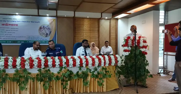 কর্মশালায় বক্তব্য রাখছেন নির্বাচন কমিশনার