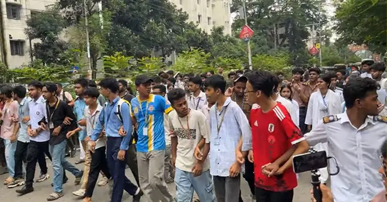 শিক্ষার্থীদের লং মার্চ