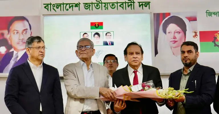 রেজা কিবরিয়াকে ফুলের শুভেচ্ছা জানানো হচ্ছে