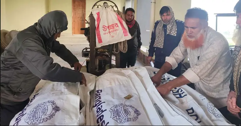 নিহত তিনজনের মরদেহ হস্তান্তর করা হয়