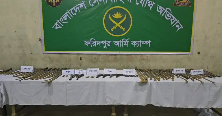 উদ্ধার করা অস্ত্র