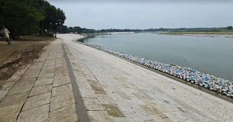 মধুমতির পাড়ে বাঁধ নির্মাণ