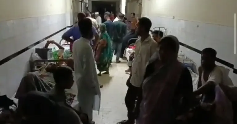 আহতদের হাসপাতালে নেয়া হচ্ছে